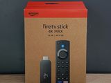 une boîte contenant une télécommande et un contrôle à distance