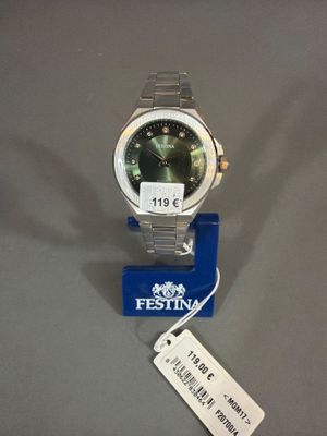 une montre posée sur un présentoir, avec une étiquette de prix