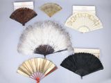 Plusieurs types de ventilateurs sont exposés sur une surface blanche