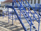 un escalier métallique bleu qui monte le long d'un immeuble
