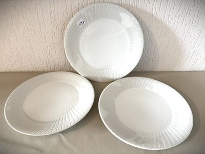 trois assiettes posées sur une table