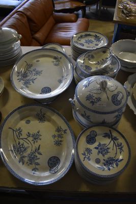 une table sur laquelle se trouvent beaucoup d'assiettes et de bols