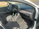 une voiture garée sur le côté de la route
