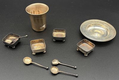 beaucoup de cuillères et de bols sur la table