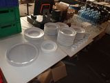 une table sur laquelle sont posées de nombreuses assiettes et tasses