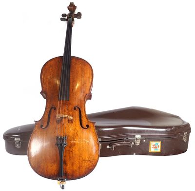 un vieux violon posé à côté d'un étui sur un fond blanc