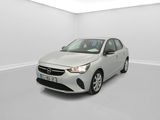 Une voiture blanche est garée dans une pièce blanche au sol blanc.