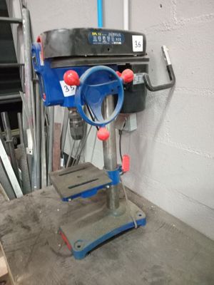 a machine that is sitting on a table in a room