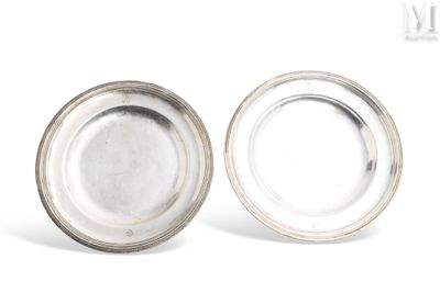 paire d'assiettes argentées sur fond blanc, avec un fond blanc