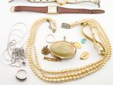 beaucoup de bijoux posés sur la table