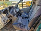 une voiture équipée d'un siège et d'un volant