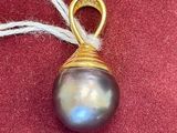a picture of a pendant with a pearl on it