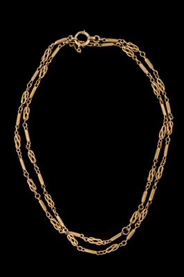 un collier en or muni d'une chaîne qui y est attachée