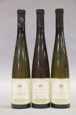 trois bouteilles de vin posées l'une à côté de l'autre sur une table