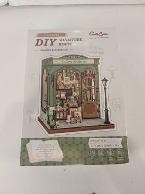 une photo d'une maison de poupées exposée sur une table