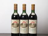 trois bouteilles de vin posées sur une table en bois