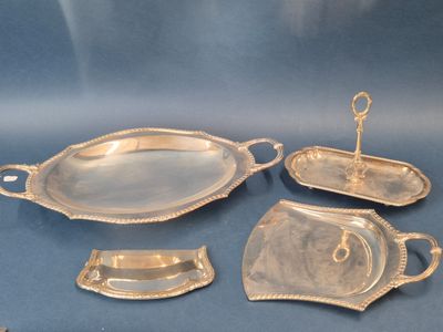 trois plateaux en argent avec des poignées, posés sur un fond bleu