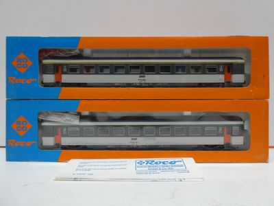 deux boîtes de petits trains posées sur une table