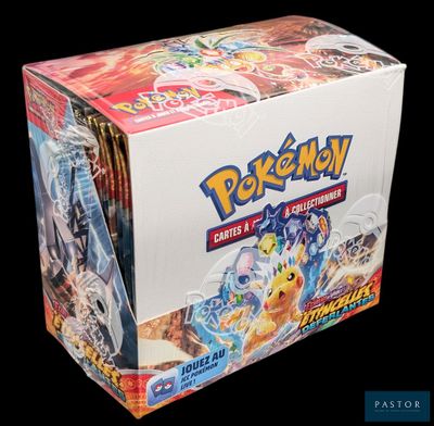 La boîte du jeu de cartes à collectionner Pokémon est présentée sur un fond noir.