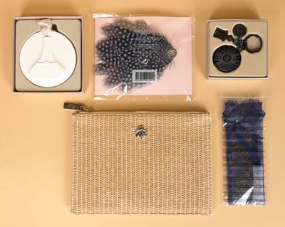 divers objets qui se trouvent tous ensemble sur la table