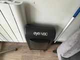 une photo d'une pièce avec un radiateur et une chaise
