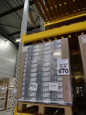 une grande pile de boîtes sur une palette dans un entrepôt