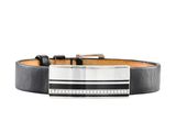 un gros plan sur un bracelet en cuir noir muni d'une boucle en argent