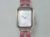 une photo d'une montre rose avec un bracelet à maillons