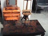 une table, un miroir et une chaise dans une pièce