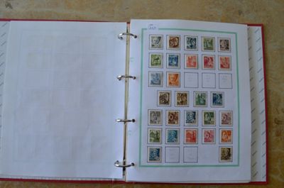 un livre ouvert avec des timbres, posé sur une table