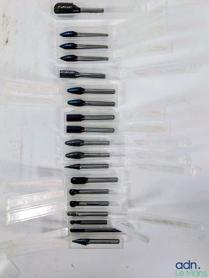 beaucoup de stylos qui traînent dans un bac en plastique