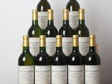 six bouteilles de vin posées sur une table en bois