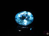 gros plan d'un diamant bleu sur une surface noire