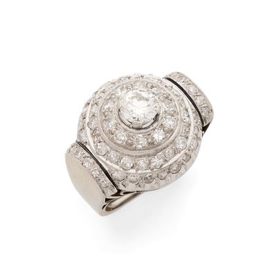 une bague en diamant et or blanc, signée Cartier