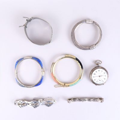de nombreuses bagues et bracelets de toutes sortes sur un fond blanc