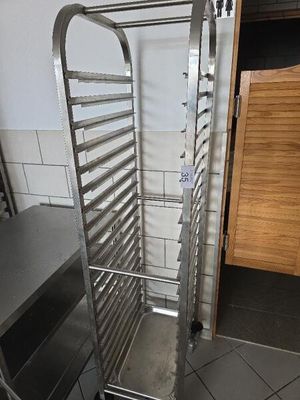 une étagère métallique sur laquelle sont posés plusieurs plats