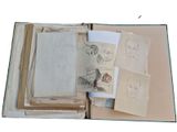 un livre orné de dessins et sur lequel figure le dessin d'un homme
