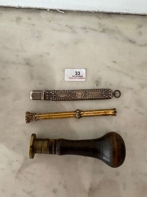 trois objets différents posés sur une table