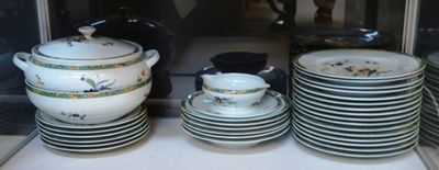 de nombreuses assiettes et tasses exposées dans une vitrine