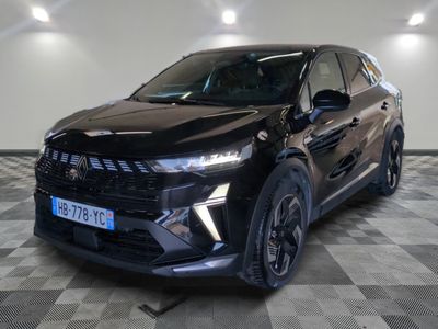 un 4x4 noir garé dans un garage au sol en damier