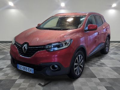 la photo d'une voiture rouge garée dans un garage