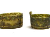 deux tasses posées côte à côte sur une surface blanche
