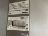 un tableau de commande fixé sur le mur