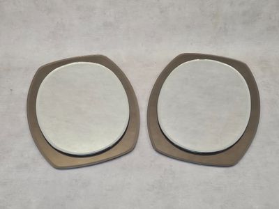 Paire de miroirs en verre fumé.