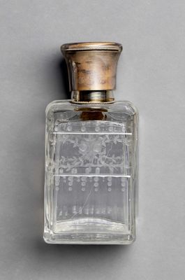 Cette image peut représenter un flacon de parfum ou un vaporisateur de parfum.