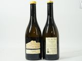 deux bouteilles de vin posées l'une à côté de l'autre sur une table