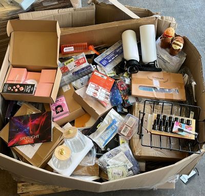 une boîte en carton posée par terre et remplie d'objets divers