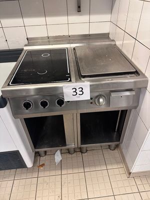 deux cuisinières dans la cuisine, portant le numéro 33