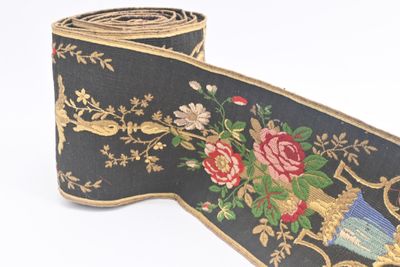 un ruban noir orné d'un motif floral
