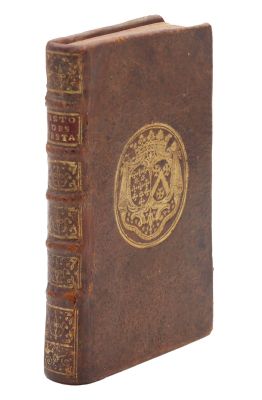 un vieux livre orné d'un médaillon doré sur la couverture